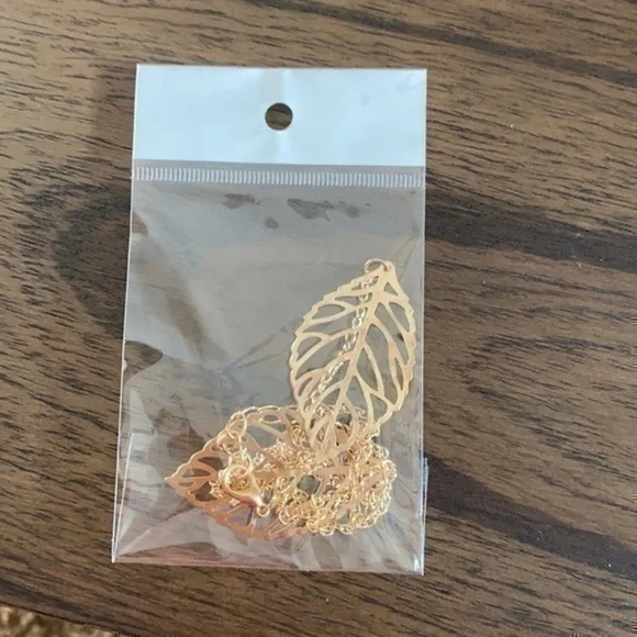 ⭐️HP⭐️Double Leaf Delicate Necklace Gold - Picture 2 of 5